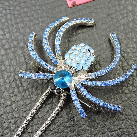 🩵 Betsey Johnson sparking crystal blues spider 🕷️ necklace/brooch 🩵 - Picture 2 of 3